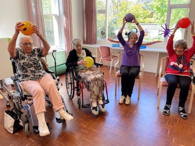 How Elderly Physical Therapy Helps Seniors Stay Active and Independent 